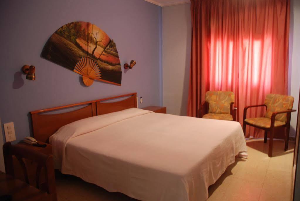 Hostal Torras 圣希拉里萨卡尔姆 外观 照片