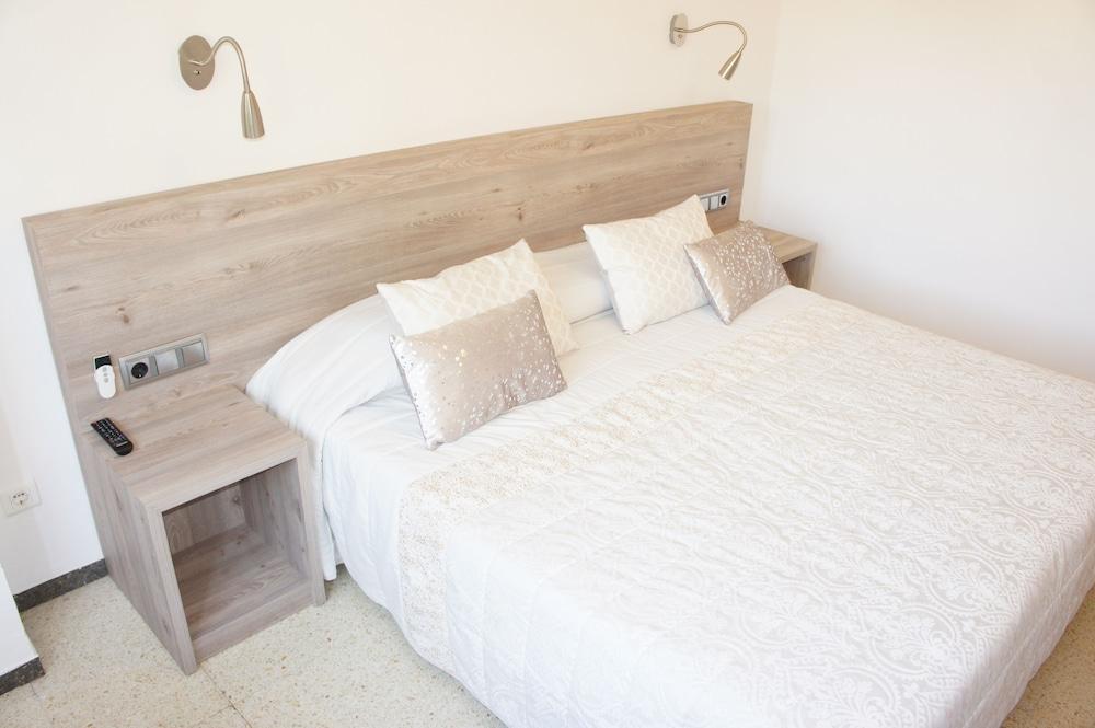 Hostal Torras 圣希拉里萨卡尔姆 外观 照片